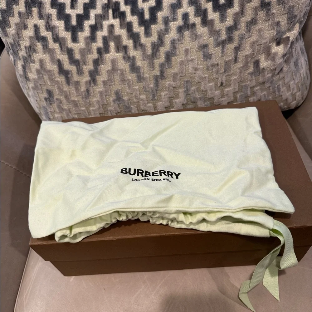 Men’s Burberry slides - Picture 5 of 6